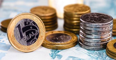 Brezilya 'dan gelen 100 reais banknotun ayrıntıları ve seçici odaklı Brezilya sikkeleri, arka plan resmi. Brezilya 'ya yatırım veya kâr kavramı.