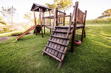 Eski ahşap oyun alanı, terk edilmiş, çocuksuz köy parkı, Brezilya, Minas Gerais eyaleti