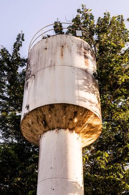 kutu metalik su tankı, kırsal su deposu, bardak ya da sütun tipi, tehlikeli bir durumda, kirli ve terk edilmiş, Minas Gerais State, Brezilya