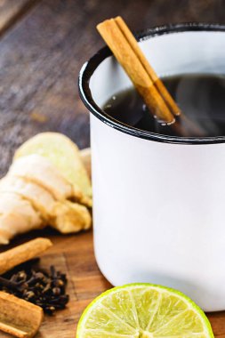 Limon, zencefil, tarçın çubukları, pinga ya da karanfilli cachaa ile yapılan 