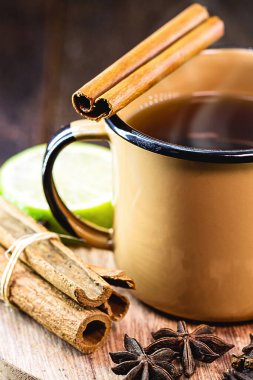 Limon, zencefil, tarçın çubukları, pinga ya da karanfilli cachaa ile yapılan 