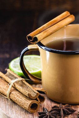 Limon, zencefil, tarçın çubuğu, pinga ya da anason ya da karanfilli cachaa ile yapılan 