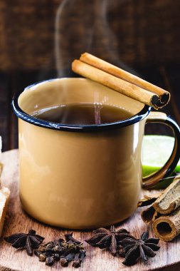 Limon, zencefil, tarçın çubuğu, pinga ya da anason ya da karanfilli cachaa ile yapılan 