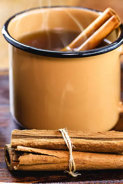 Bir bardak quentao, Brezilya 'dan tipik bir içecek, Minas Gerais eyaletinde, bir parça çam fıstığı ile birlikte. Geleneksel Haziran partilerinden Brezilya yemekleri ve Brezilya icadı.