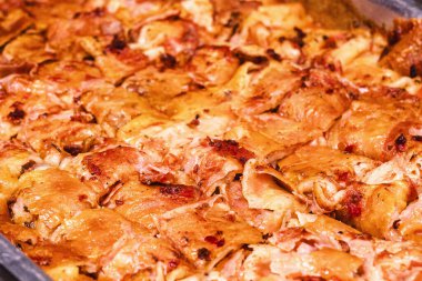 Metal tepside lazanya, Brezilya 'da self-servis restoran yemeği.