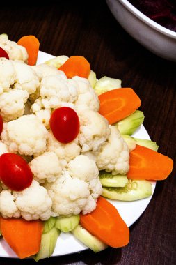 Metal tepside karnabahar, domatesli karnabahar, self-servis restoranından Brezilya yemeği.