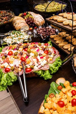 Bir restoranda Brezilya yemeği, kendine yardım et, Brezilya sebzeleri ve aperatifleri bir Brezilya büfesinde