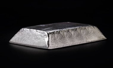 genel sanayide kullanılan hafif metal, biçimlendirilebilir ve iletken.