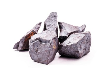 İzole edilmiş beyaz zemin üzerinde demir cevheri, metalurji endüstrisinde kullanılan metal.