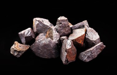 Demir cevheri metalurji endüstrisinde ve sivil inşaatta kullanılır, mineral çıkarma kavramı