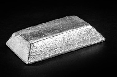 Siyah zemin üzerinde izole edilmiş platin ya da kraliyet plakası, endüstriyel kullanım için kimyasal element.