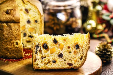 Noel ve Yeni Yıl için geleneksel Noel pastasından bir dilim..