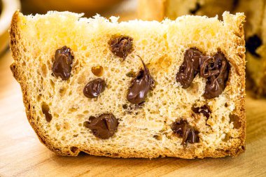 Ev yapımı panettone dilimi, şekerli meyve, Brezilya ve İtalya 'da yapılan tipik Noel ekmeği, geleneksel Noel tatlısı.