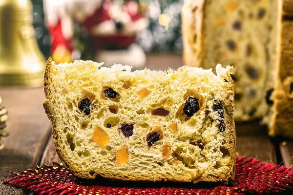 Şekersiz panettone, şekerli meyve dolu, geleneksel Noel & Yeni Yıl pastasından bir dilim.