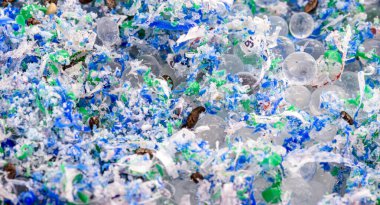 Plastik ve mikro plastik izleri, okyanusların ana kirleticisi, polimerlere dayalı katı parçacıklar, çevresel problem kavramı