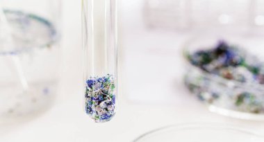 Okyanustan alınan plastik ve mikro plastik izleri olan test tüplerinin yakın çekimi, polimer parçacıkları, denizlerden gelen kirletici maddeler, çevresel sorunlar.