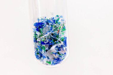 Okyanustan alınan plastik ve mikro plastik izleri olan test tüplerinin yakın çekimi, polimer parçacıkları, denizlerden gelen kirletici maddeler, çevresel sorunlar.