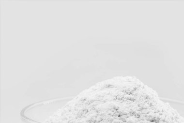 Su ve sıvıların tedavisinde kullanılan sıvı halindeki parçacıkları birbirine bağlayan kümeler, kimyasal maddeler.