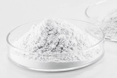 Su ve sıvıların tedavisinde kullanılan sıvı halindeki parçacıkları birbirine bağlayan kümeler, kimyasal maddeler.