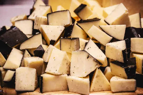 Gorgonzola peyniri, ahşap bir tahtada servis edilir, tipik Brezilya yemekleri, partilerde ve büfede servis edilir.