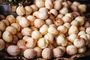 Peynirli tepsi. Fırında peynirli Brezilya bisküvisi. Minas Gerais 'de geleneksel yemek.