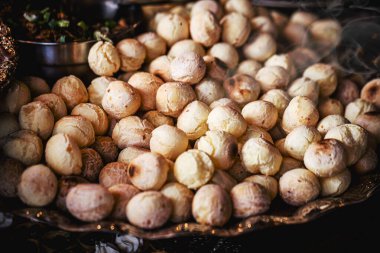 Peynirli tepsi. Fırında peynirli Brezilya bisküvisi. Minas Gerais 'de geleneksel yemek.