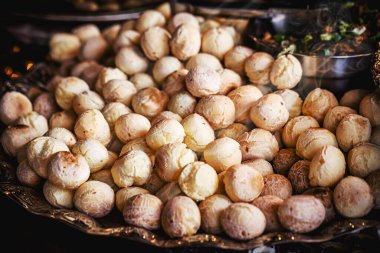 Peynirli tepsi. Fırında peynirli Brezilya bisküvisi. Minas Gerais 'de geleneksel yemek.