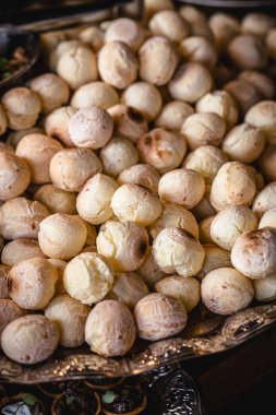 Peynirli tepsi. Fırında peynirli Brezilya bisküvisi. Minas Gerais 'de geleneksel yemek.