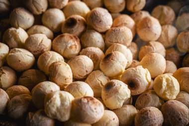 Peynirli tepsi. Fırında peynirli Brezilya bisküvisi. Minas Gerais 'de geleneksel yemek.