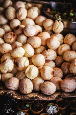 Peynirli tepsi. Fırında peynirli Brezilya bisküvisi. Minas Gerais 'de geleneksel yemek.
