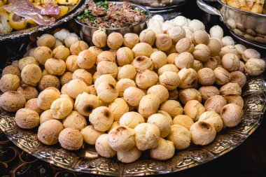 Peynirli tepsi. Fırında peynirli Brezilya bisküvisi. Minas Gerais 'de geleneksel yemek.