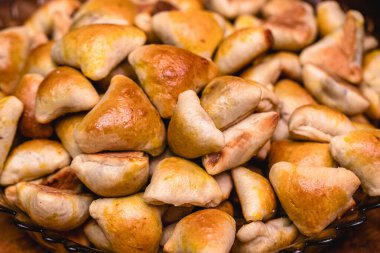 Biber, peynir ve Noida etiyle doldurulmuş Brezilya et esfirrası. Partilerde ve etkinliklerde tipik lezzetli atıştırmalıklar.