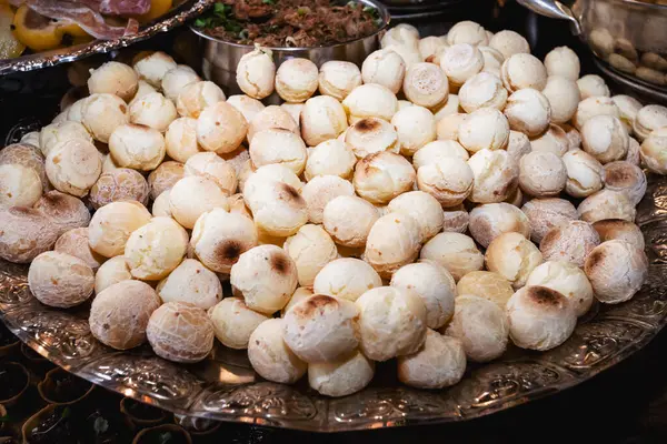 Peynirli tepsi. Fırında peynirli Brezilya bisküvisi. Minas Gerais 'de geleneksel yemek.