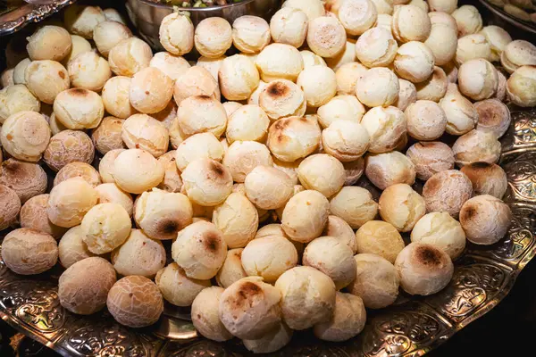 Peynirli tepsi. Fırında peynirli Brezilya bisküvisi. Minas Gerais 'de geleneksel yemek.