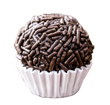 Brigadeiro, Brezilya çikolatası serpintileri tatlı, beyaz katı arka plan, kopyalanmış uzay