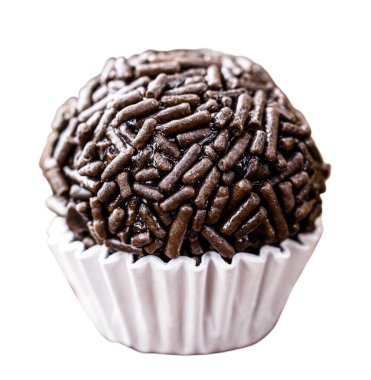 Brigadeiro, Brezilya çikolatası serpintileri tatlı, beyaz katı arka plan, kopyalanmış uzay