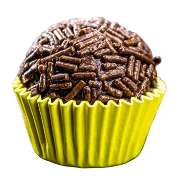 Brigadeiro, Brezilya çikolatası serpintileri tatlı, beyaz katı arka plan, kopyalanmış uzay