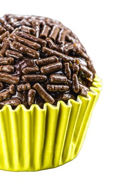 Brigadeiro, Brezilya çikolatası serpintileri tatlı, beyaz katı arka plan, kopyalanmış uzay