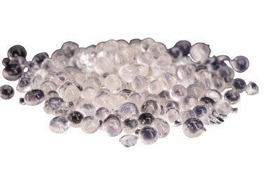 Beyaz kağıt ambalajında kurutucu veya silis jeli izole edilmiş siyah arkaplan, anti küf jeli üzerine yayılır.