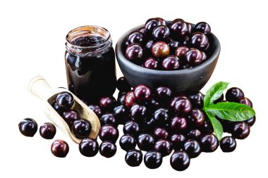 Jaboticaba ya da Jabuticaba, çiğ yenebilir ya da reçel, meyve suyu, likör ya da şarap yapımında kullanılabilir. Beyaz yalıtılmış arka planda tipik Brezilya meyvesi.