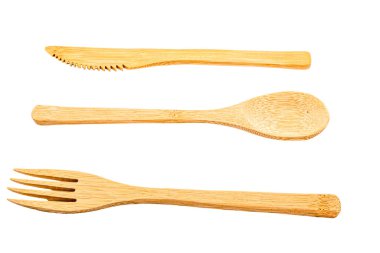 İzole edilmiş beyaz arka planda geri dönüştürülmüş ahşap çatal bıçak takımı