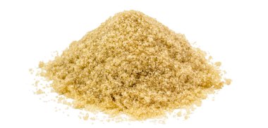 Organik şeker yığını, yalıtılmış beyaz arka planda çiğ şeker, işlenmemiş ham şeker yığınının yan görünümü