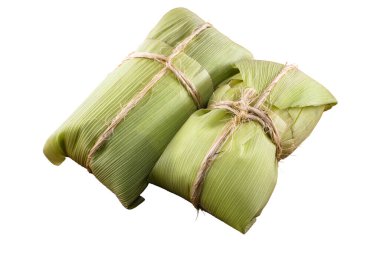 Pamonha, Brezilya mısırı tatlı, samanla paketlenmiş, bu cuninalarda servis edilmiş, izole edilmiş beyaz arka planda.