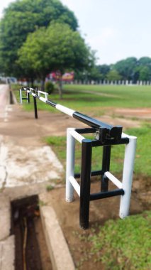 Kilitli siyah beyaz demir kapı.