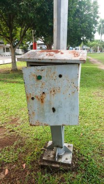 Elektrik akımı kontrolü içeren kutu