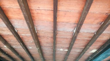 Merdivenleri ve sütunları olan geleneksel ahşap stilt evin alt kısmı.