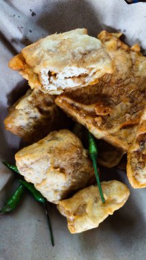 Kızarmış tofu ve yeşil biberli tempo, tipik bir Endonezya yemeği.