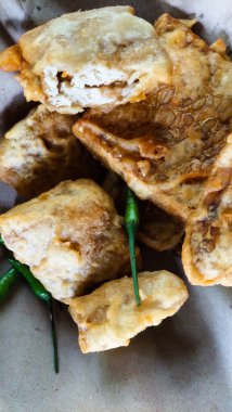 Kızarmış tofu ve yeşil biberli tempo, tipik bir Endonezya yemeği.