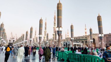 Nabawi Camii 'nin dışı birçok hacı için simetrik, hassas, ayrıntılı ve güzeldir..