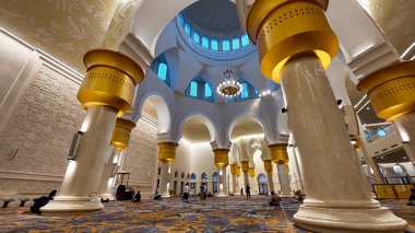 Endonezya 'nın merkezindeki tek kişilik şehir Cava' da Şeyh Zaed Camii 'nin içinde.